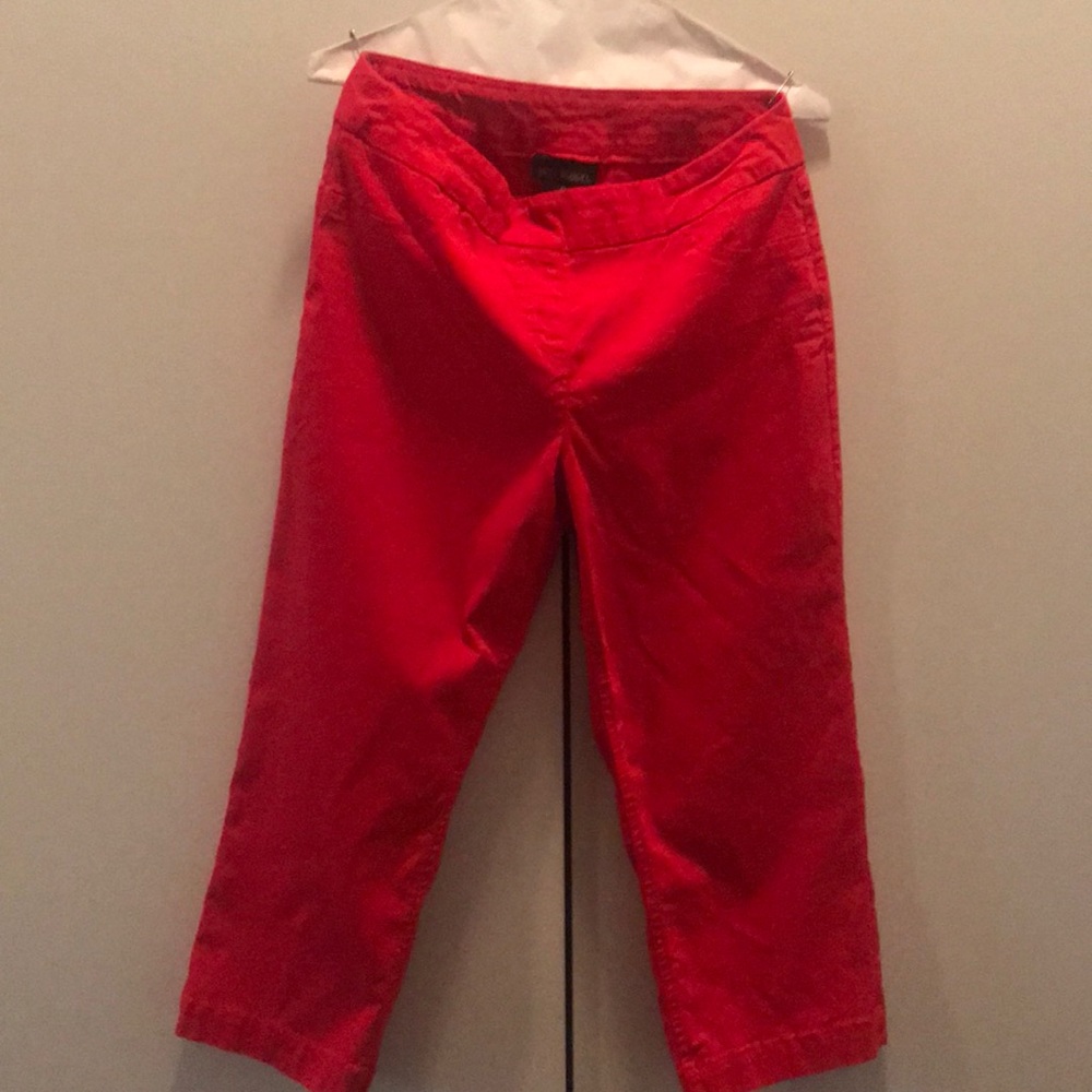 Red slimming capris